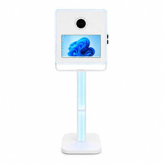 Plataforma de fotomatón Modern de color blanco con pantalla táctil integrada y diseño minimalista de Grupo V3M para venta a profesionales, wedding planners, organizadores de eventos, fotógrafos, DJs y especialistas en fiestas y bodas